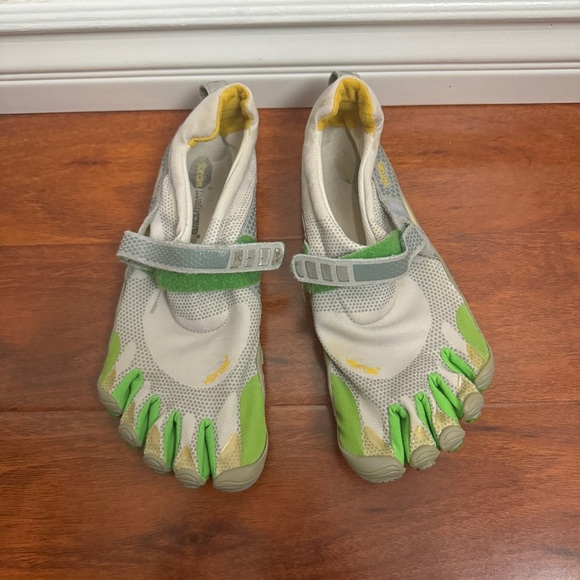 Vibram Fivefinger Womens Size 42 - Picture 1 of 5